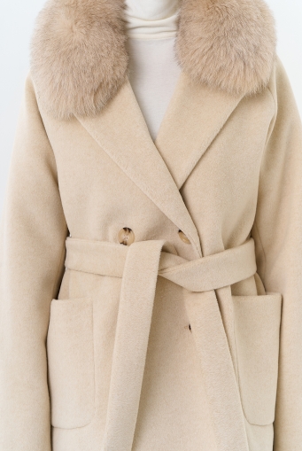 Миниатюра фотографии Женское утепленное пальто с отделкой из меха песца