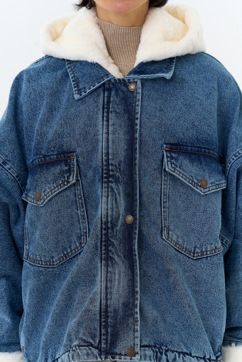 Миниатюра фотографии Женская утепленная джинсовая куртка с отделкой из эко меха