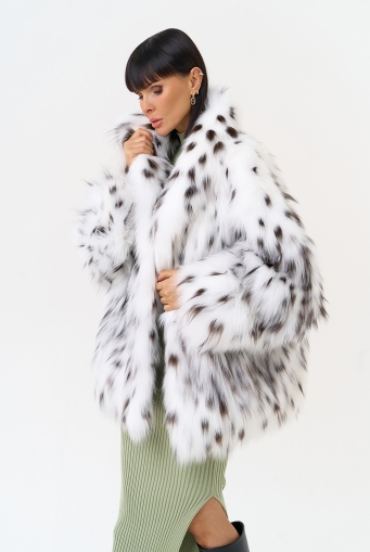 Миниатюра фотографии Белая шуба из меха лисы с поясом