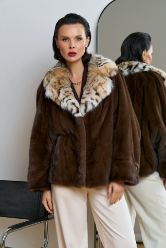 Миниатюра фотографии Куртка из меха норки с английским воротником из меха рыси