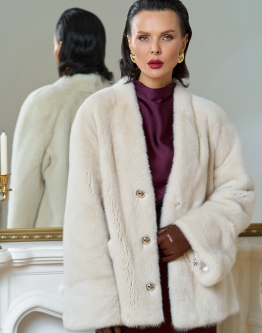 Купить Укороченная шуба из меха норки с акцентными пуговицами в каталоге Шубы