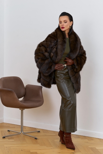 Миниатюра фотографии Женская шуба из соболя с воротником шаль