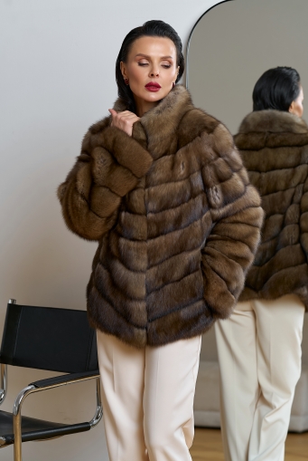 Миниатюра фотографии Женская шуба из соболя с воротником стойкой