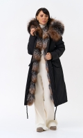 Миниатюра фотографии Женская парка с капюшоном из меха чернобурой лисы