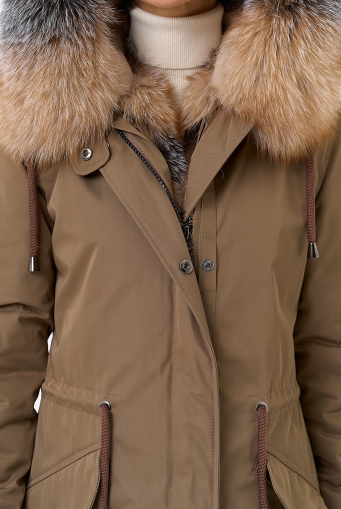 Миниатюра фотографии Женская парка с капюшоном из меха лисы
