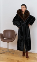 Миниатюра фотографии Шуба из меха норки с капюшоном из меха куницы