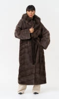 Миниатюра фотографии Длинная шуба из меха норки с капюшоном из меха куницы
