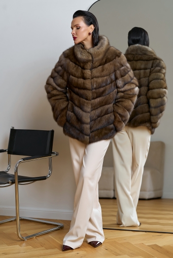 Миниатюра фотографии Женская шуба из соболя с воротником стойкой