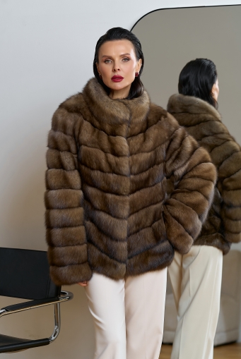 Миниатюра фотографии Женская шуба из соболя с воротником стойкой