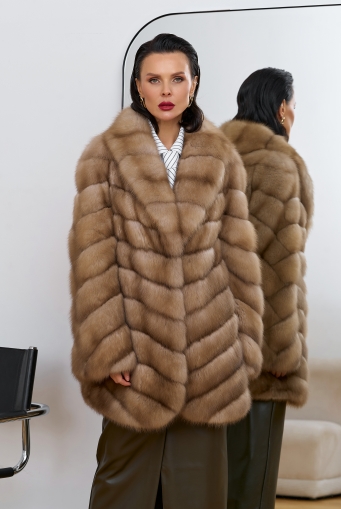 Миниатюра фотографии Женская шуба из куницы с воротником шаль