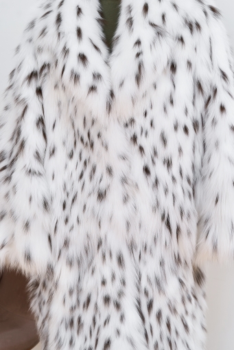 Миниатюра фотографии Длинная шуба из меха лисы белого цвета