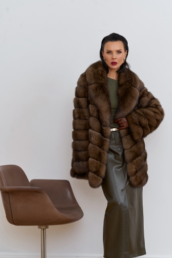 Миниатюра фотографии Женская шуба из соболя с английским воротником