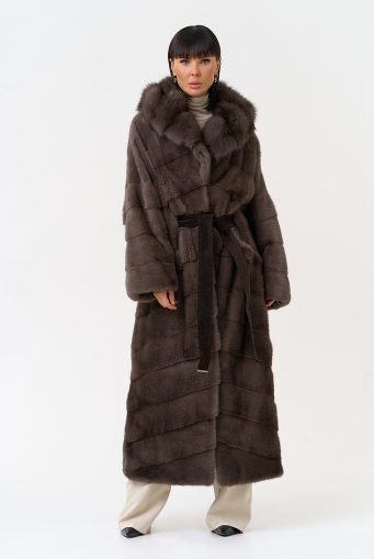 Превью изображения Длинная шуба из меха норки с капюшоном из меха куницы Миниатюра фотографии Длинная шуба из меха норки с капюшоном из меха куницы