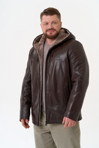 Миниатюра фотографии Мужская дубленка коричневого цвета с капюшоном