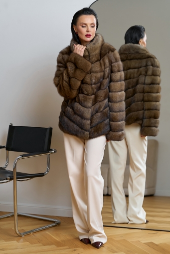 Миниатюра фотографии Женская шуба из соболя с воротником стойкой