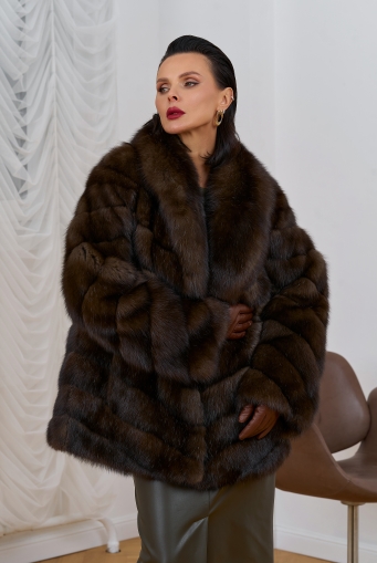 Миниатюра фотографии Женская шуба из соболя с воротником шаль
