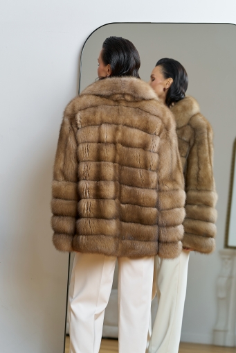 Миниатюра фотографии Женская шуба из куницы с английским воротником