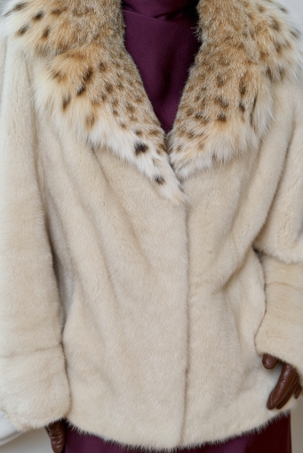 Миниатюра фотографии Куртка из меха норки с английским воротником из меха рыси