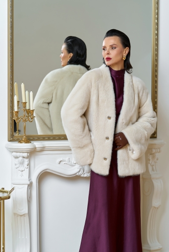 Миниатюра фотографии Укороченная шуба из меха норки с акцентными пуговицами