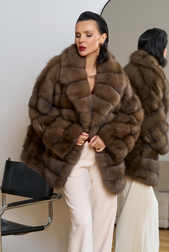 Миниатюра фотографии Женская шуба из куницы с английским воротником