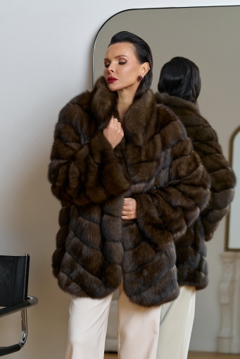 Миниатюра фотографии Женская шуба из соболя с воротником стойкой