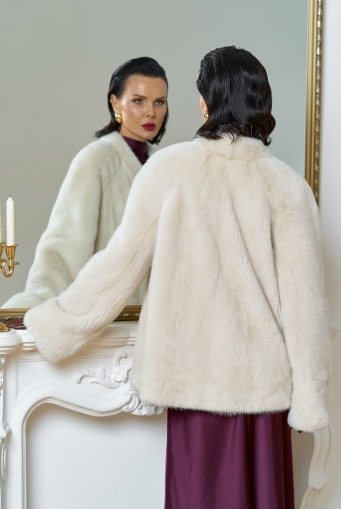 Миниатюра фотографии Укороченная шуба из меха норки с акцентными пуговицами