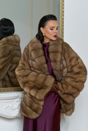 Миниатюра фотографии Женская шуба из куницы с воротником шаль