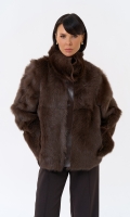 Миниатюра фотографии Женская короткая дубленка с воротником стойкой