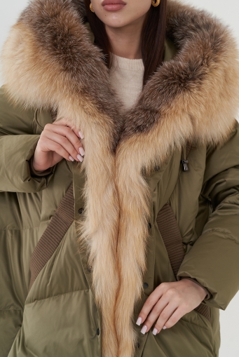 Миниатюра фотографии Пуховик с отделкой капюшона из меха лисы 