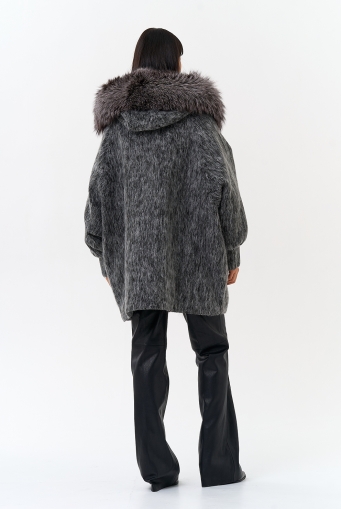 Миниатюра фотографии Женский удлиненный пуховик с отделкой из меха чернобурки