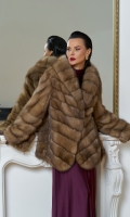 Миниатюра фотографии Женская шуба из куницы с воротником шаль