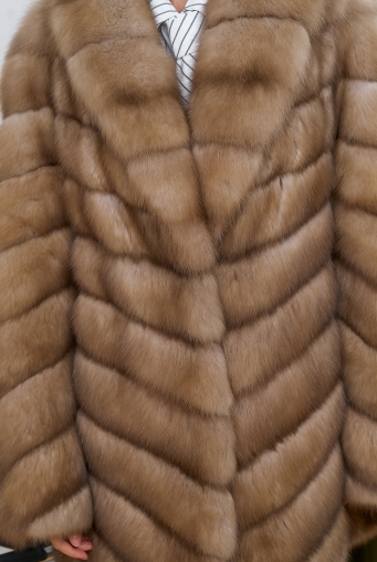 Миниатюра фотографии Женская шуба из куницы с воротником шаль