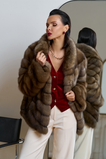 Миниатюра фотографии Женская шуба из соболя с воротником стойкой