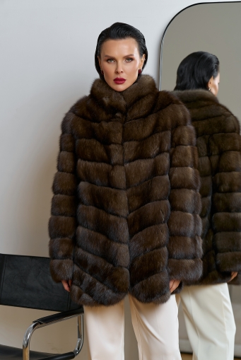 Миниатюра фотографии Женская шуба из соболя с воротником стойкой