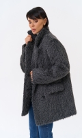 Миниатюра фотографии Женское утепленное пальто с английским воротником