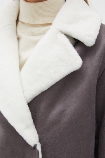 Миниатюра фотографии Женская двухсторонняя дубленка из эко кожи с английским воротником