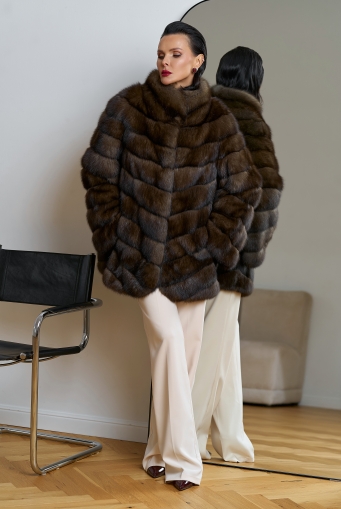 Миниатюра фотографии Женская шуба из соболя с воротником стойкой