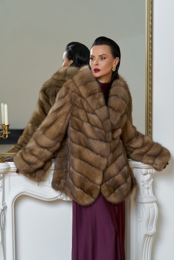 Миниатюра фотографии Женская шуба из куницы с воротником шаль