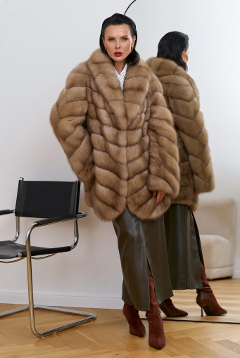 Миниатюра фотографии Женская шуба из куницы с воротником шаль