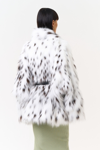 Миниатюра фотографии Белая шуба из меха лисы с поясом