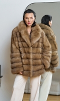 Миниатюра фотографии Женская шуба из куницы с английским воротником