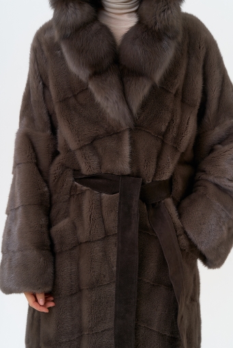 Превью изображения Длинная шуба из меха норки с капюшоном из меха куницы Миниатюра фотографии Длинная шуба из меха норки с капюшоном из меха куницы