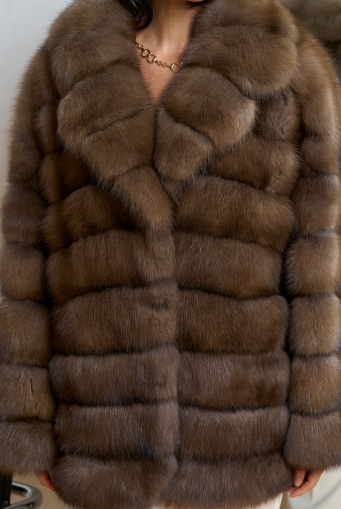 Миниатюра фотографии Женская шуба из куницы с английским воротником
