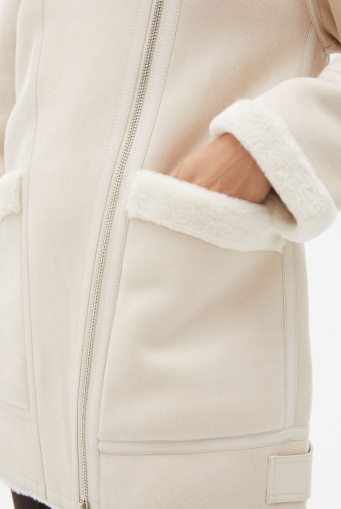 Миниатюра фотографии Женская удлиненная дубленка из эко кожи