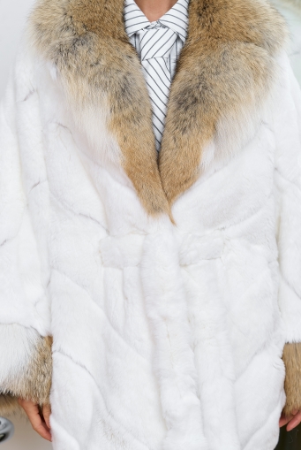 Превью изображения Шуба из кролика с отделкой из меха койота Миниатюра фотографии Шуба из кролика с отделкой из меха койота