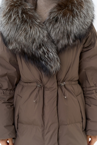 Миниатюра фотографии Женский пуховик с капюшоном из меха чернобурки