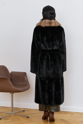 Превью изображения Шуба из меха норки с воротником из меха куницы Миниатюра фотографии Шуба из меха норки с воротником из меха куницы