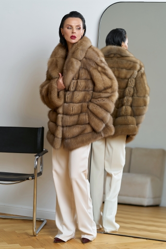 Миниатюра фотографии Женская шуба из куницы с английским воротником