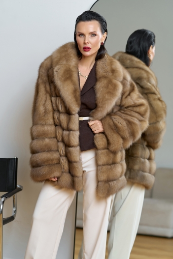Миниатюра фотографии Женская шуба из куницы с английским воротником
