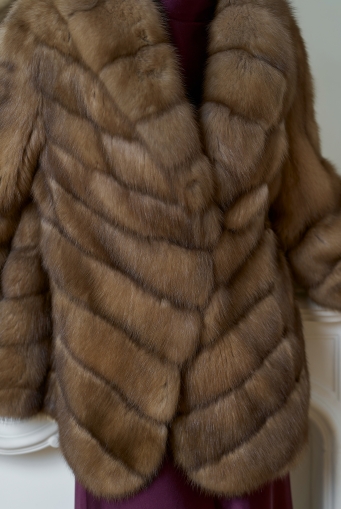 Миниатюра фотографии Женская шуба из куницы с воротником шаль